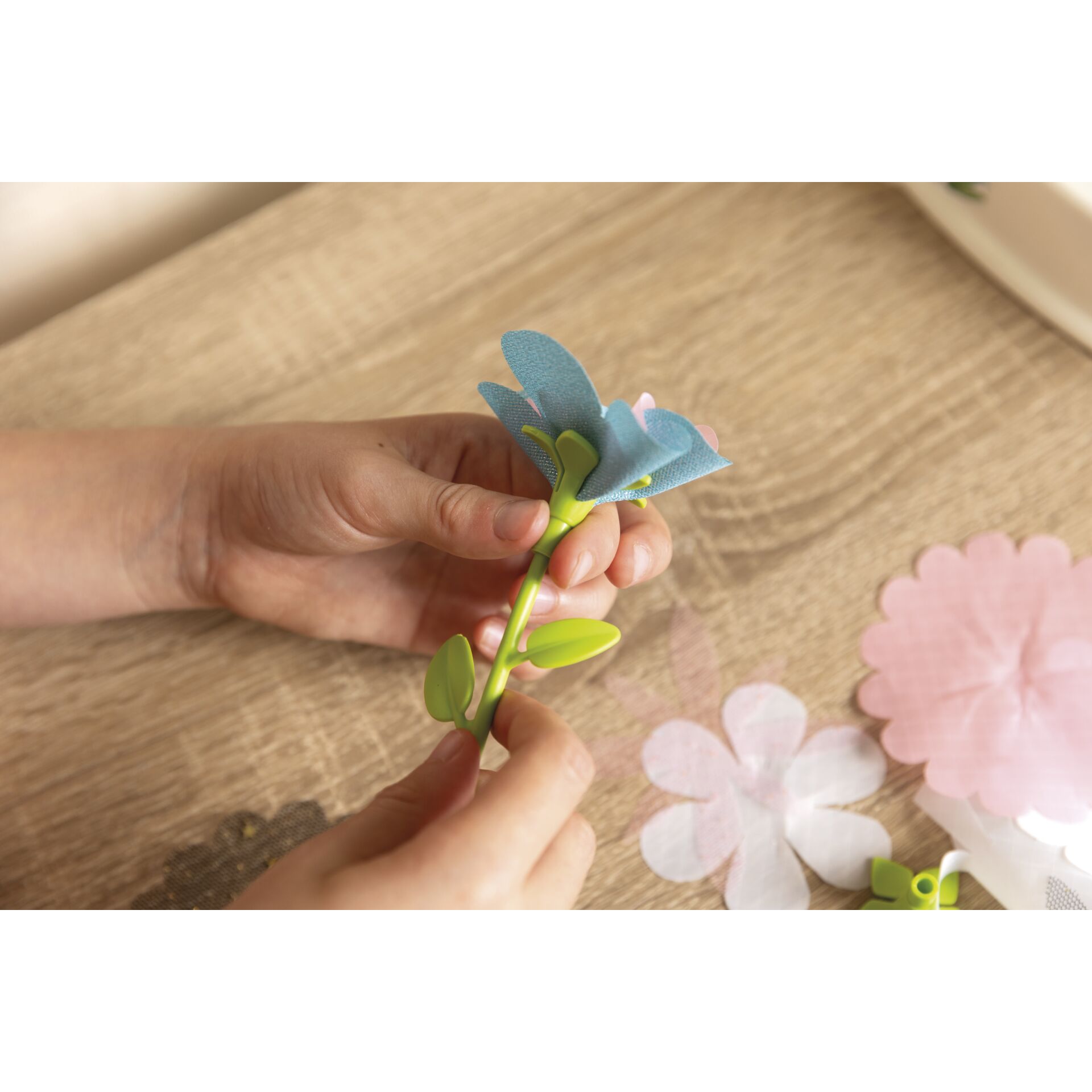 SMOBY FLOWER MARKET – Table top flower market with accessories to make  beautiful flowers - educational interactive gift for children from ages 3 4  5 6 7 years old : : Toys & Games
